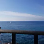 Tra La Rocca E Il Mare