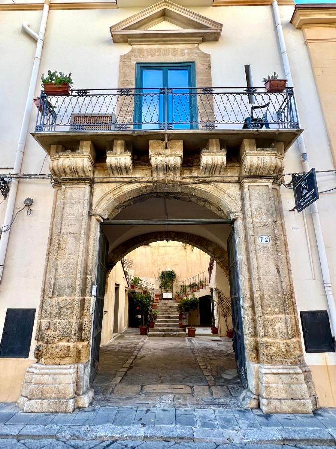 Cortile Umberto I *