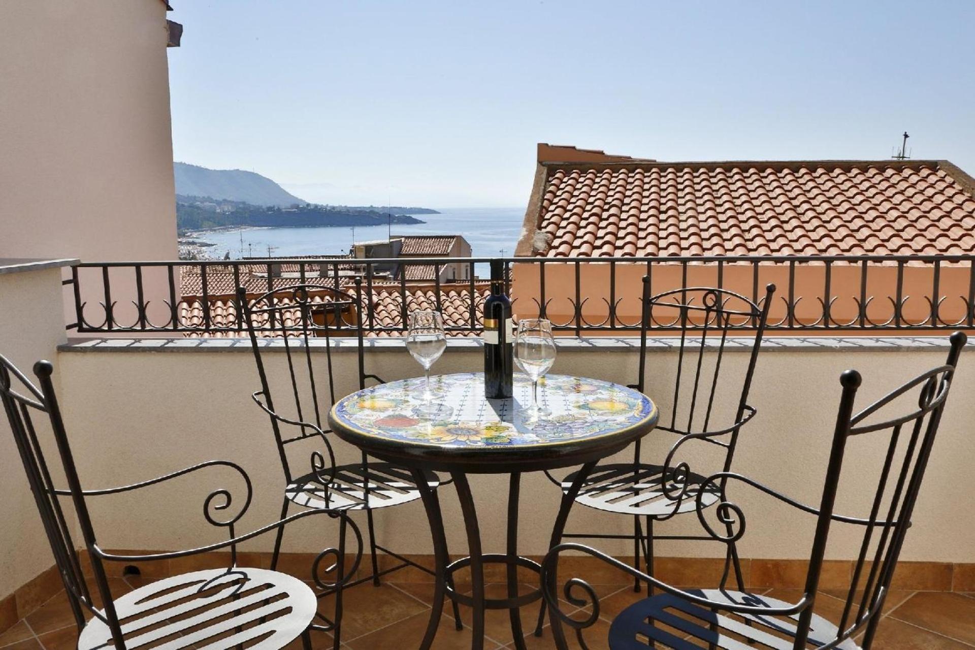 Fuer 3 Personen Ca 50 Qm In Cefalu, Sizilien Nordkueste Von Sizilien *