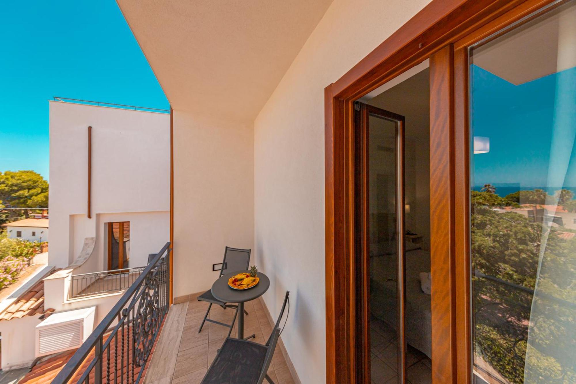 Hotel Baia Del Capitano 4*