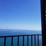 Tra La Rocca E Il Mare