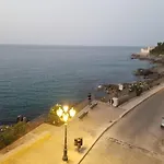Tra La Rocca E Il Mare