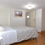 Sunny Flat - Self Apartments