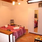 La Finestra Sotto La Rocca