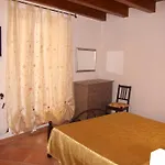 La Finestra Sotto La Rocca