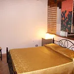 La Finestra Sotto La Rocca