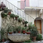 Di Fronte Al Museo