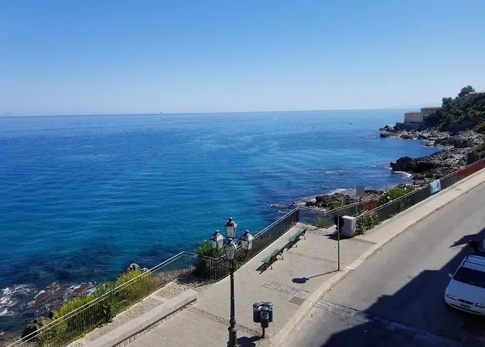 Tra La Rocca E Il Mare