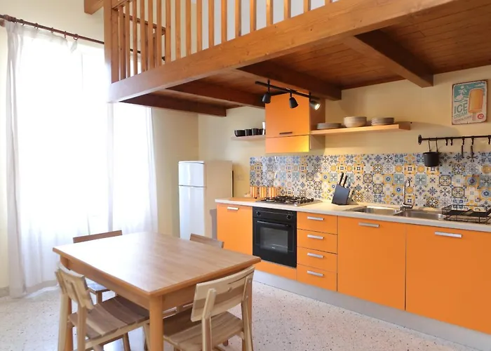 Sunny Flat - Self Apartments