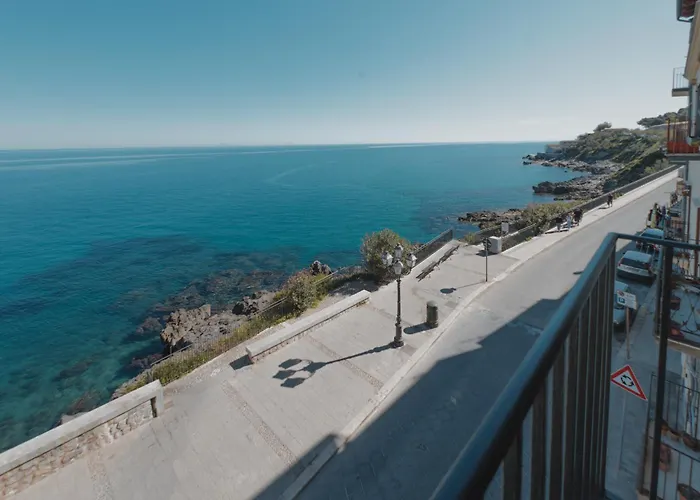 Tra La Rocca E Il Mare Di Cefalu