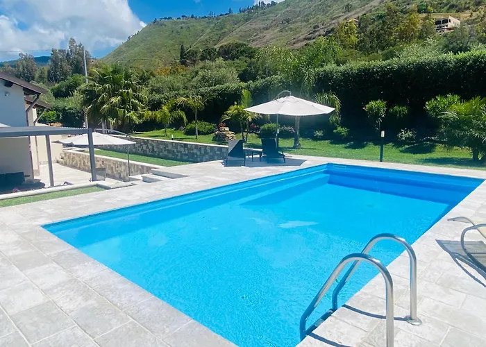 Flale\'S Holiday House