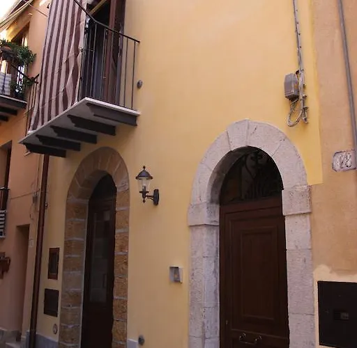 La Finestra Sotto La Rocca
