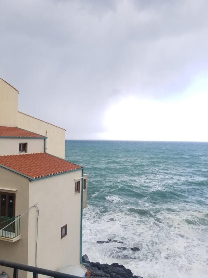 Tra La Rocca E Il Mare