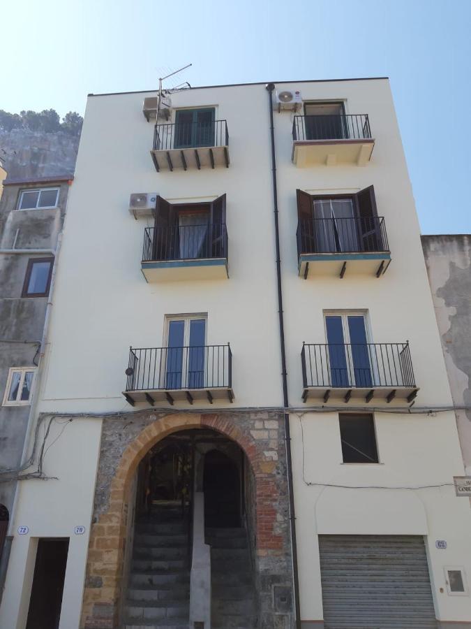 Tra La Rocca E Il Mare Cefalù