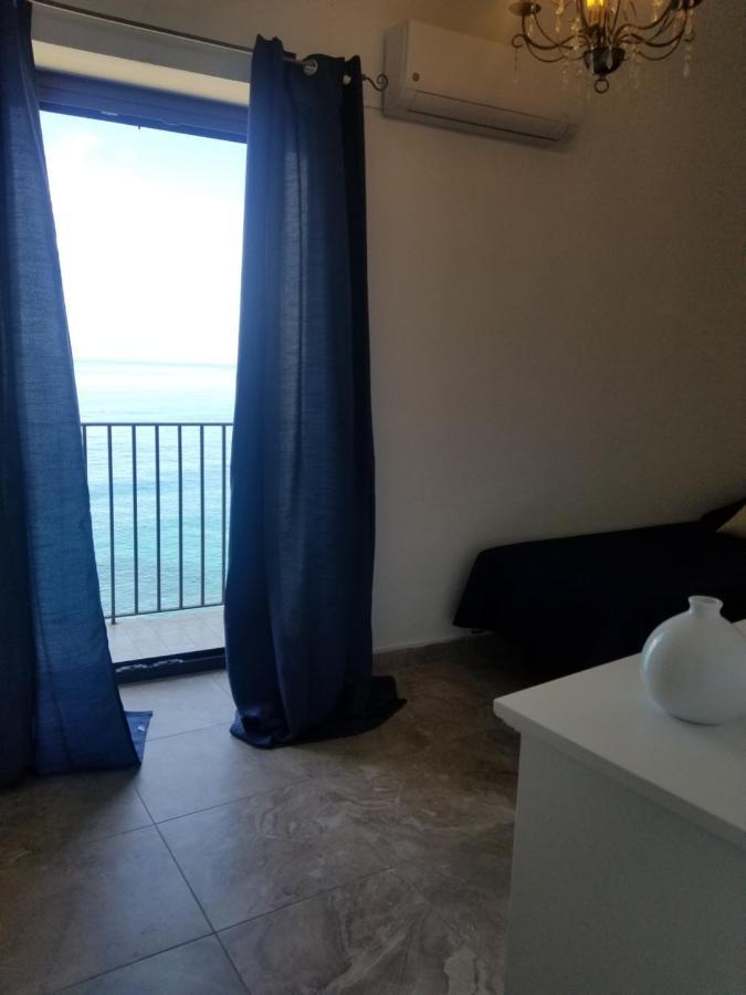 Tra La Rocca E Il Mare Cefalù