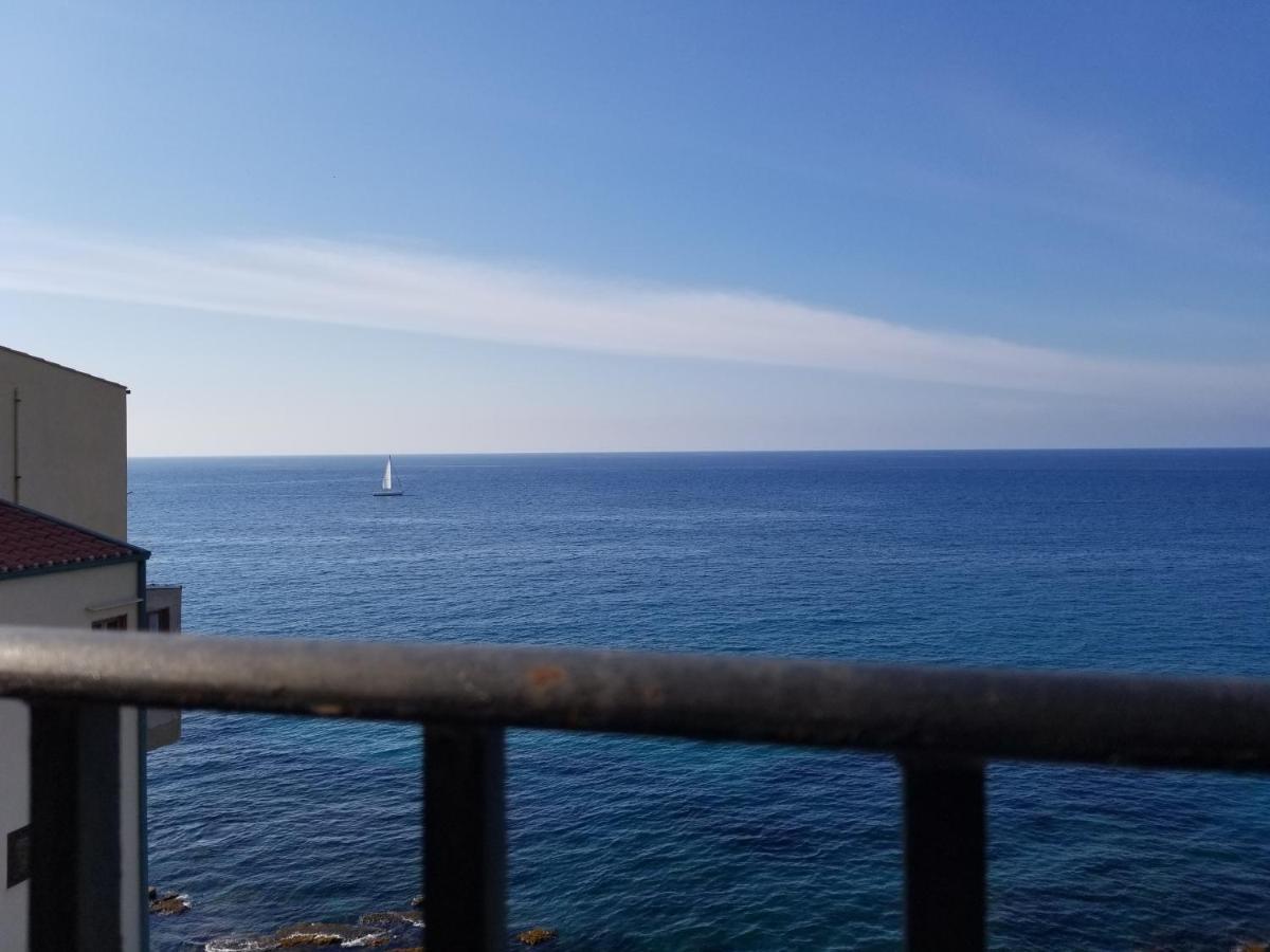 Tra La Rocca E Il Mare *