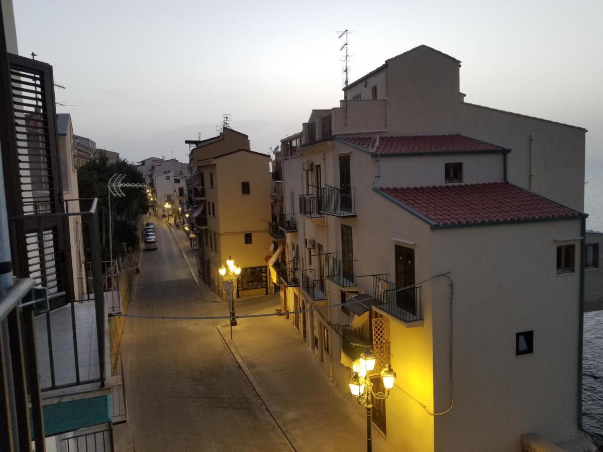 Tra La Rocca E Il Mare *