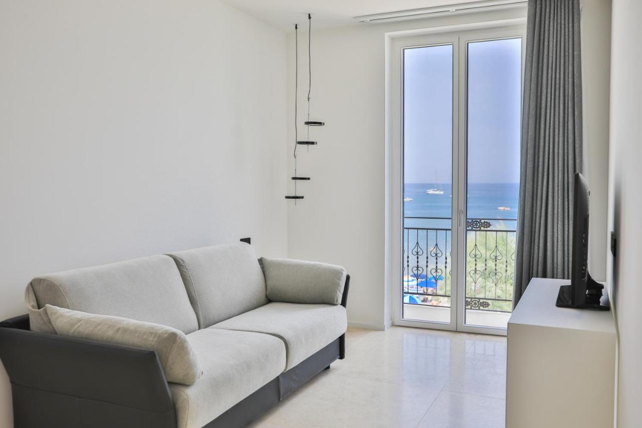 Abelia Sea * Cefalu