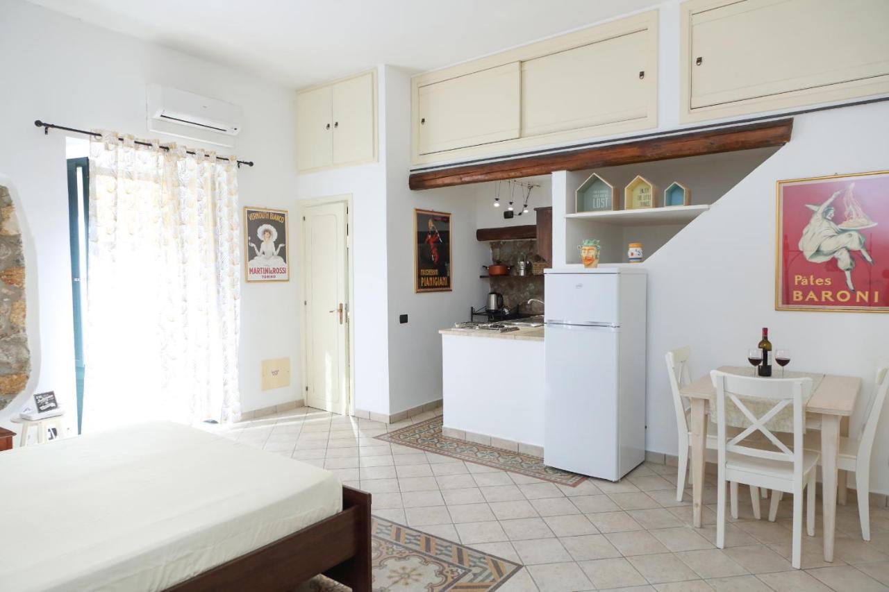 Coastal Seaview & Balcony Street View Apartment
