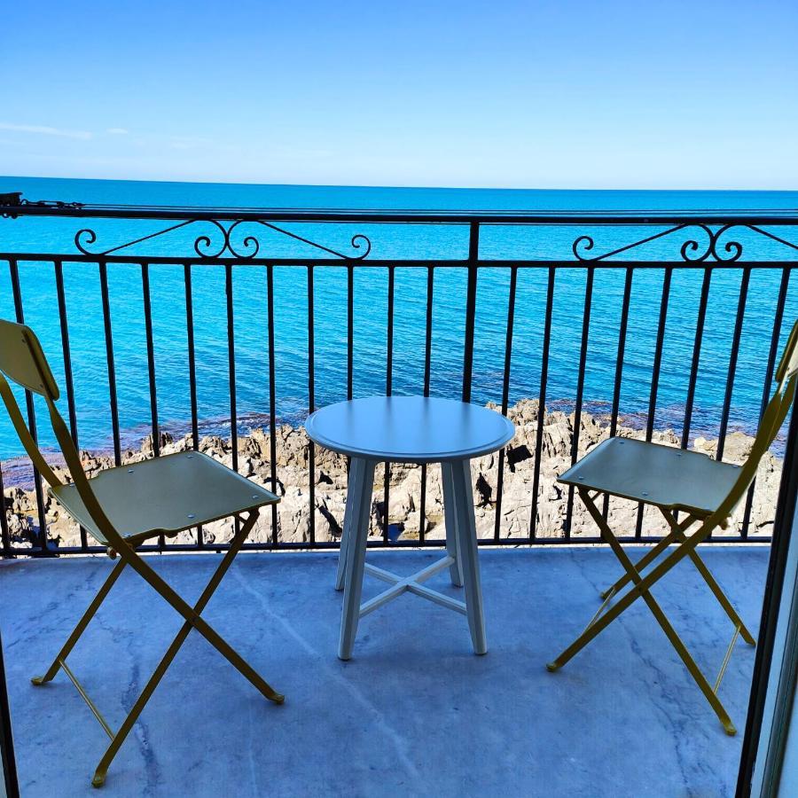 Coastal Seaview & Balcony Street View Apartment
