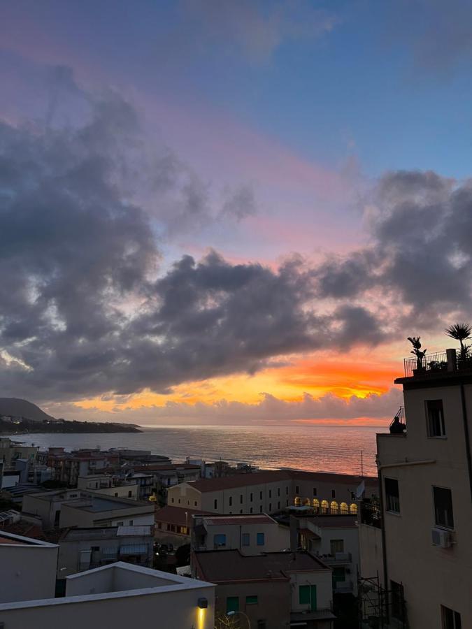 Window On The Sunset Apartment *