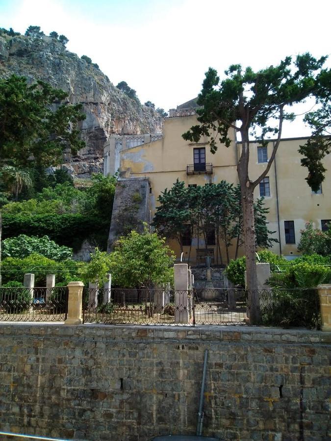 77 Guest house *