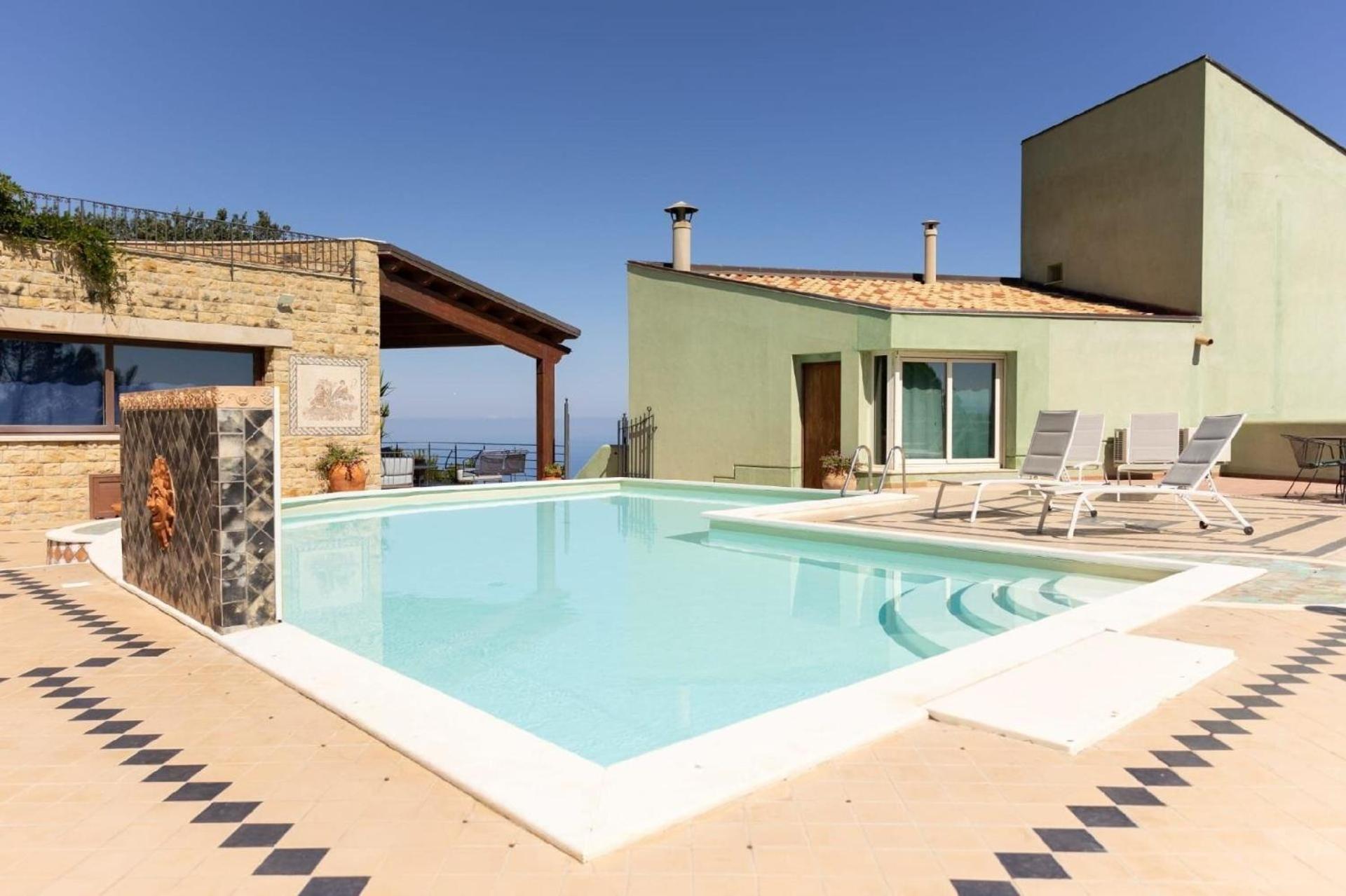 Mit Privatpool Fuer 6 Personen Ca 200 Qm In Cefalu, Sizilien Nordkueste Von Sizilien Cefalu