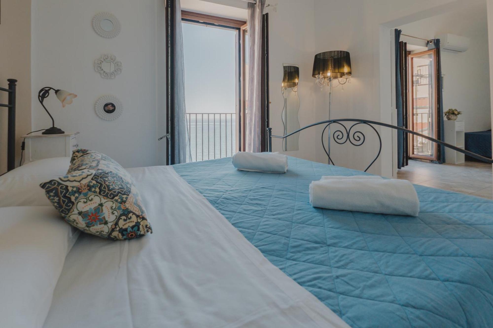 Tra La Rocca E Il Mare Di Cefalu