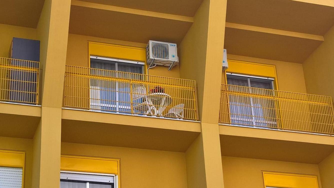 Yellow House Apartment *