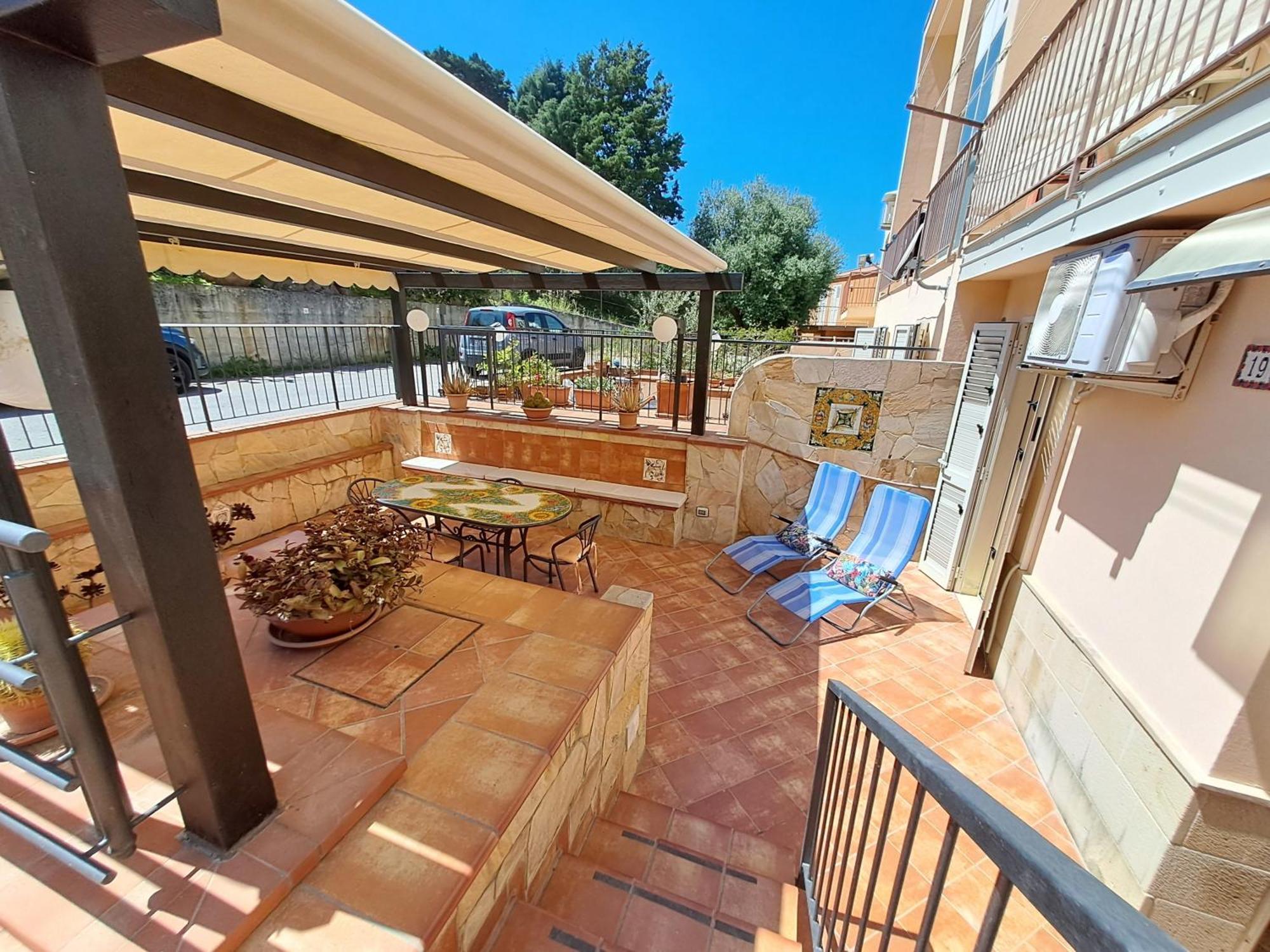Rosaflo Con Terrazza A Apartment Cefalu