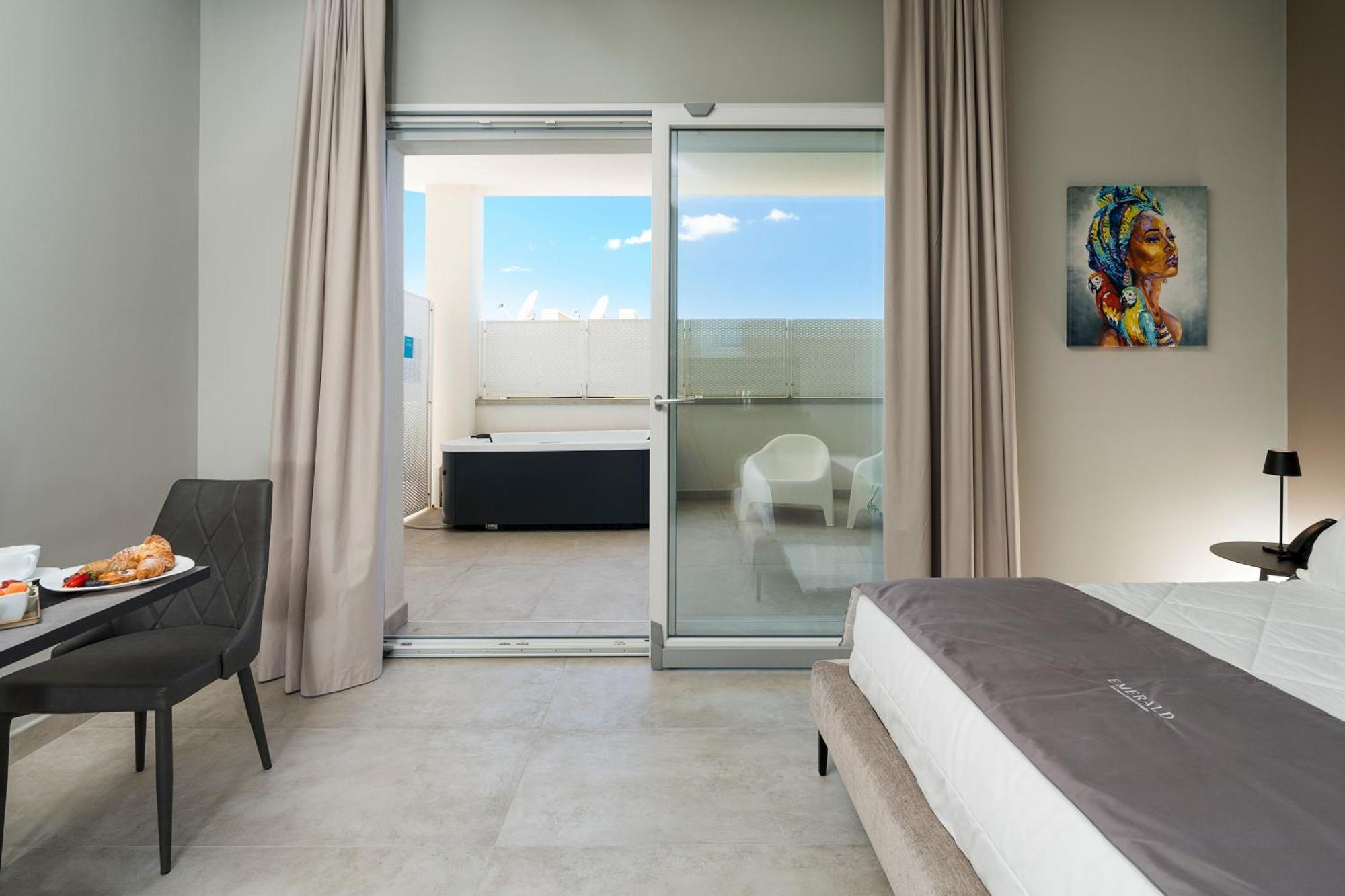 Hotel Emerald 4*
