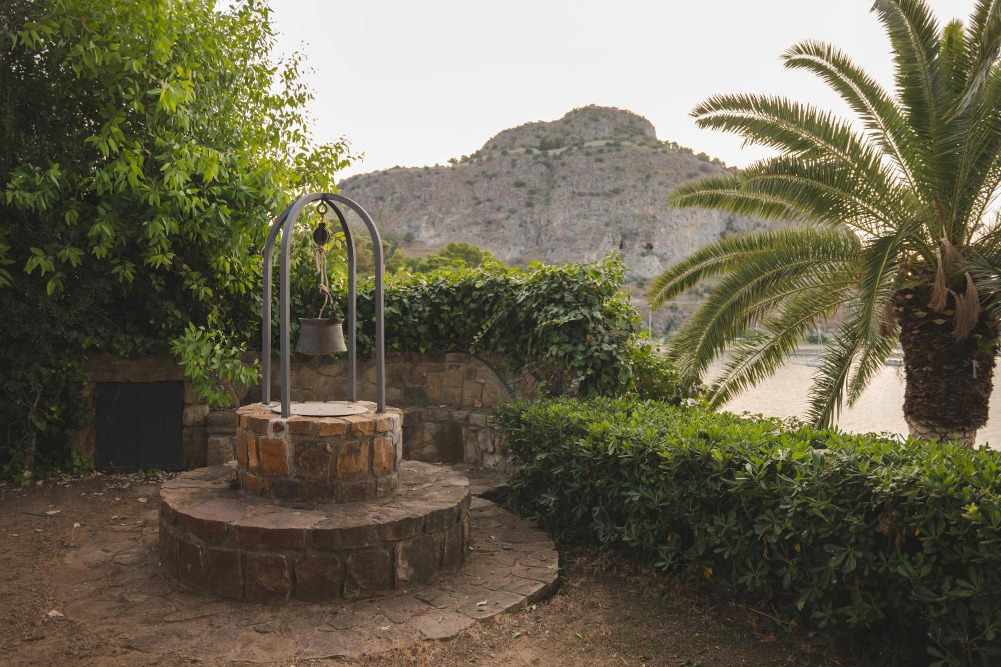 Faraglioni Fronte Villa Cefalù