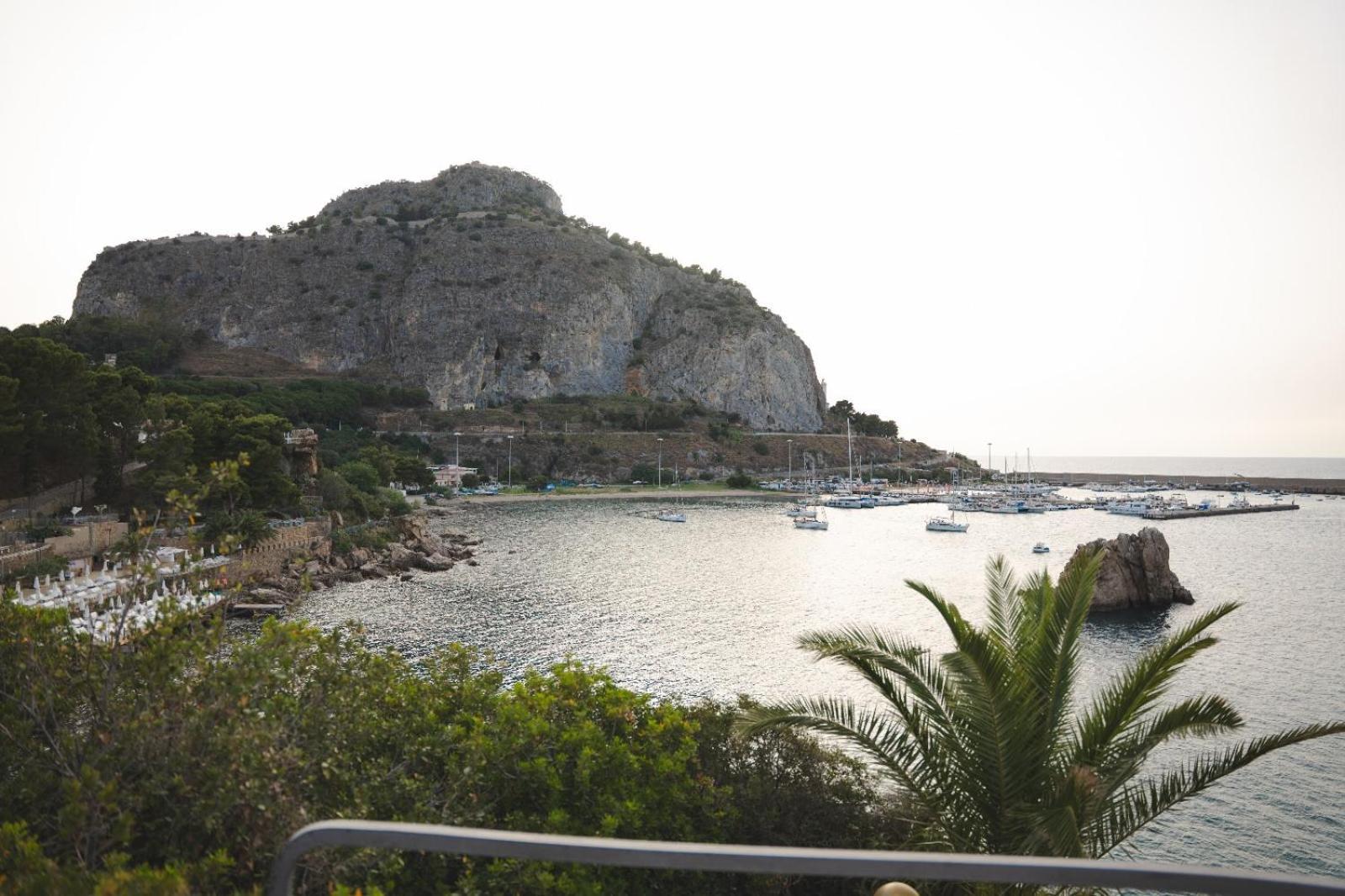 Faraglioni Fronte * Cefalù