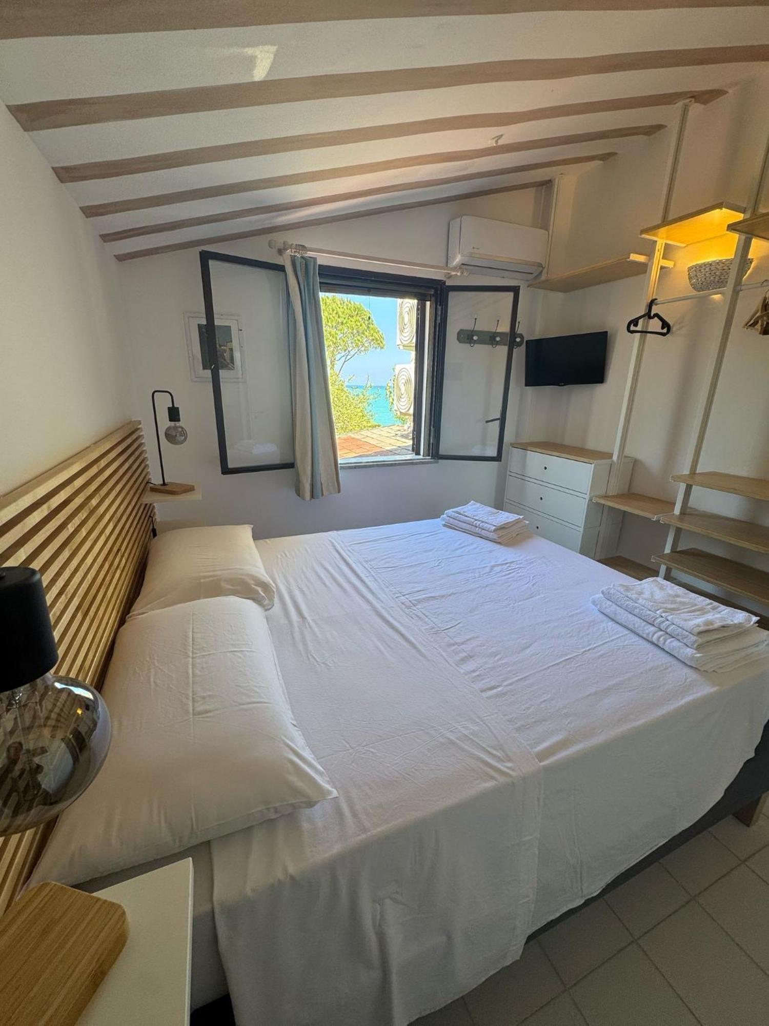 Seafront Giulia With Private Villa *