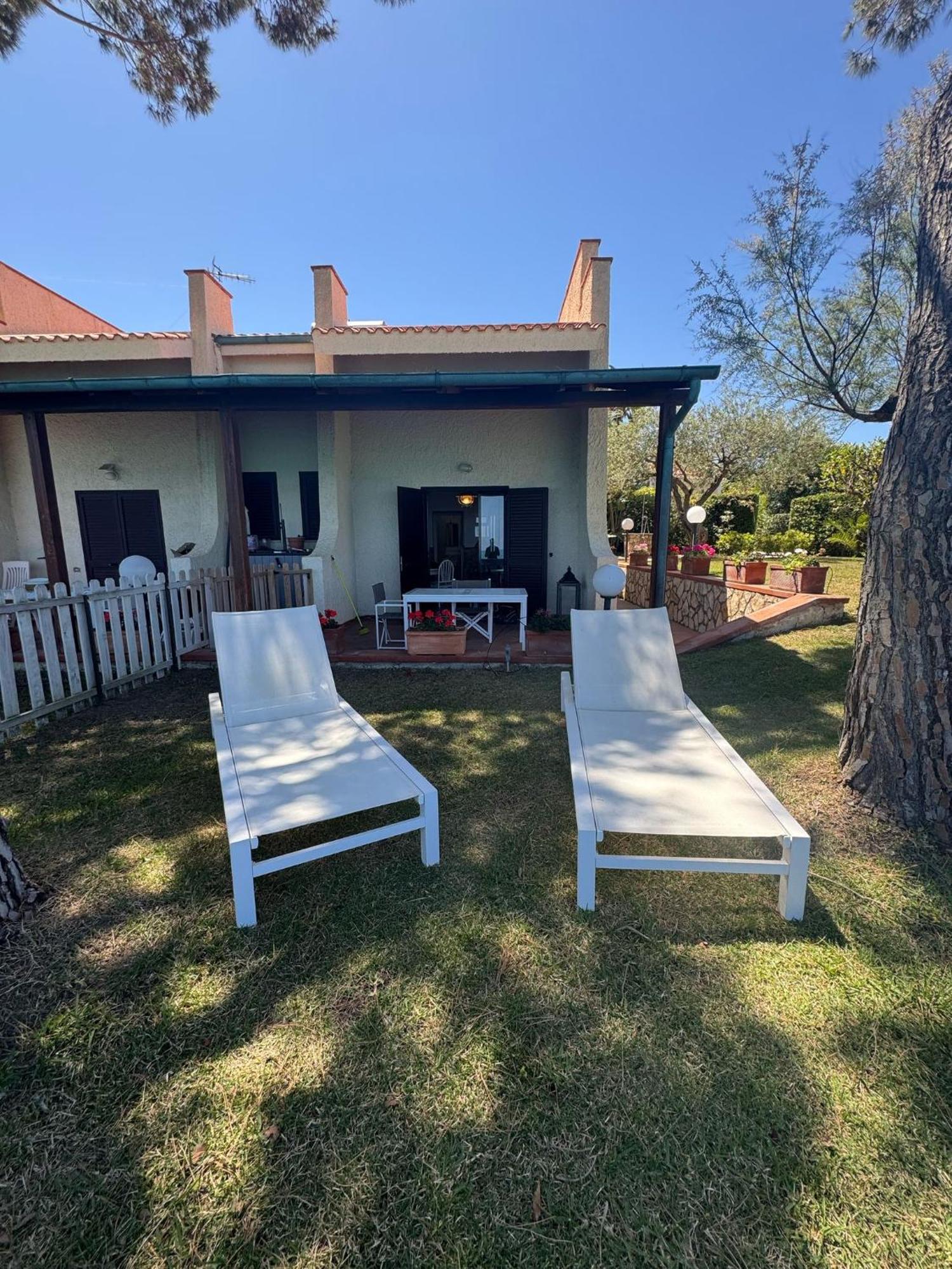 Seafront Giulia With Private Villa