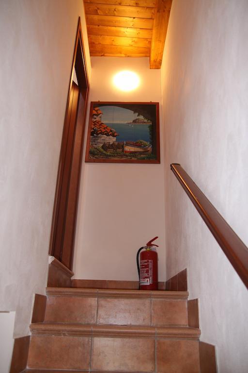 La Finestra Sotto La Rocca