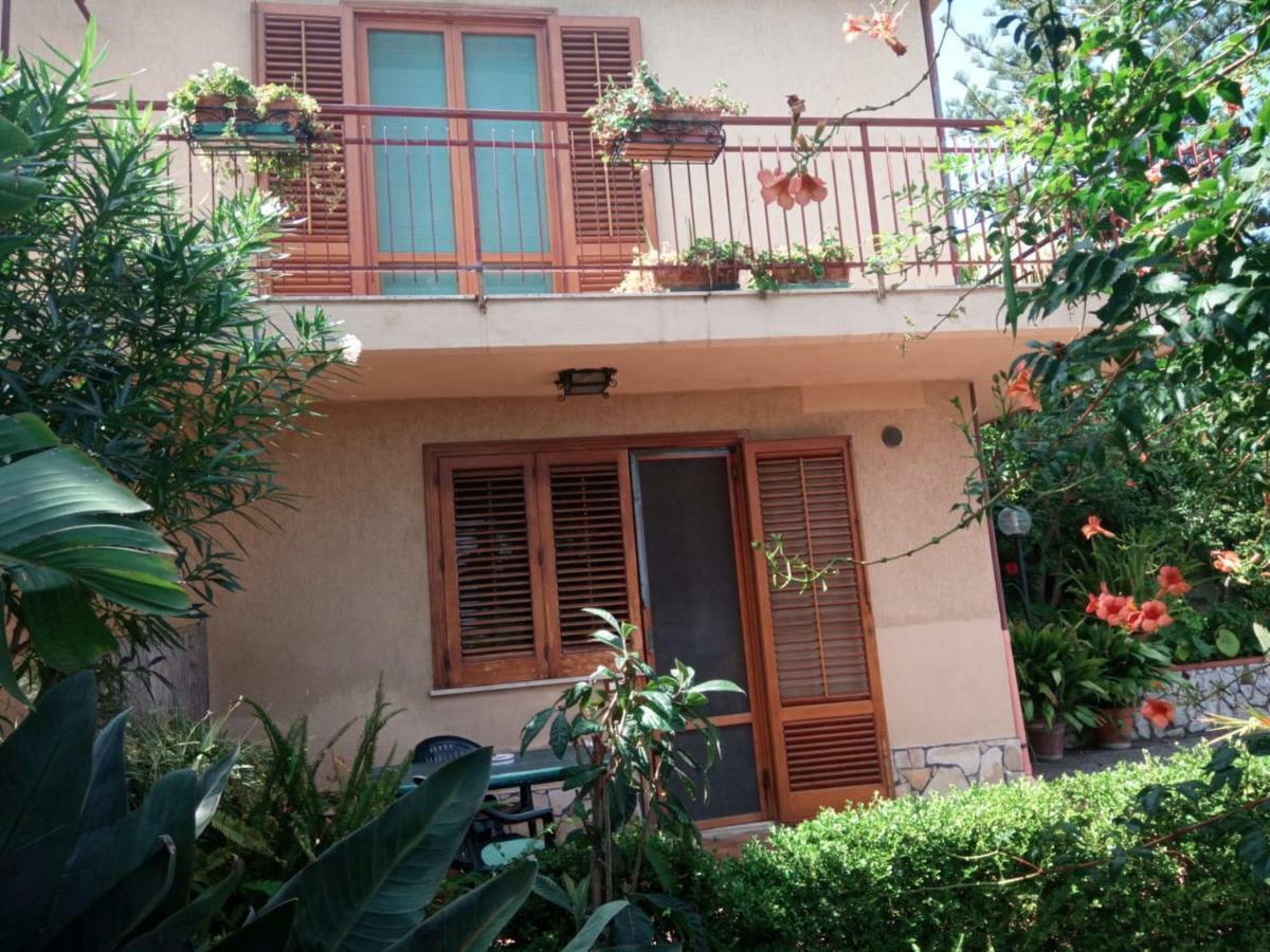 Stanza In Con Giardino Vista Mare Acomodação com café da manhã  *
